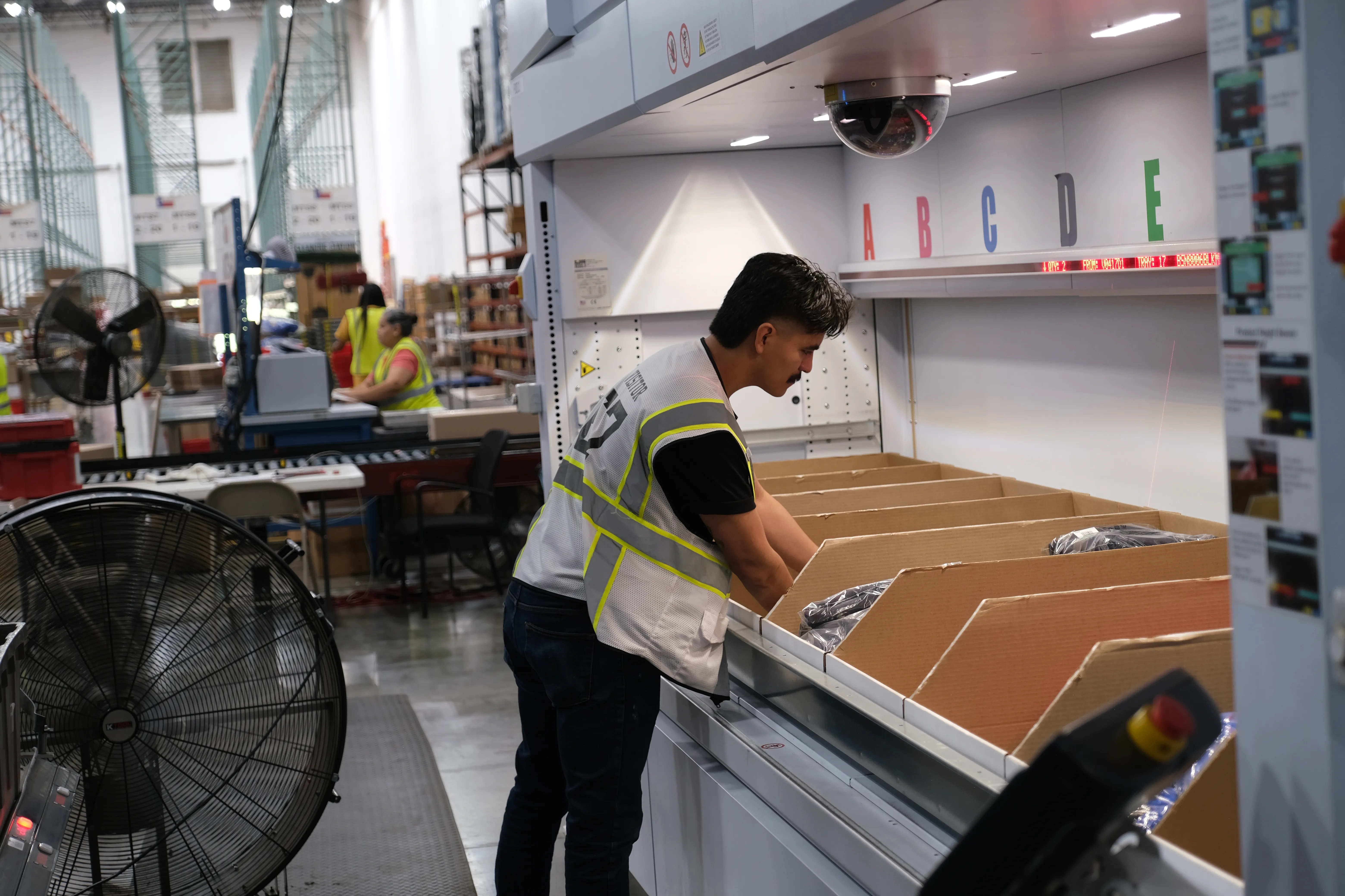 Vertical storage system (VLM) — automated goods-to-person storage