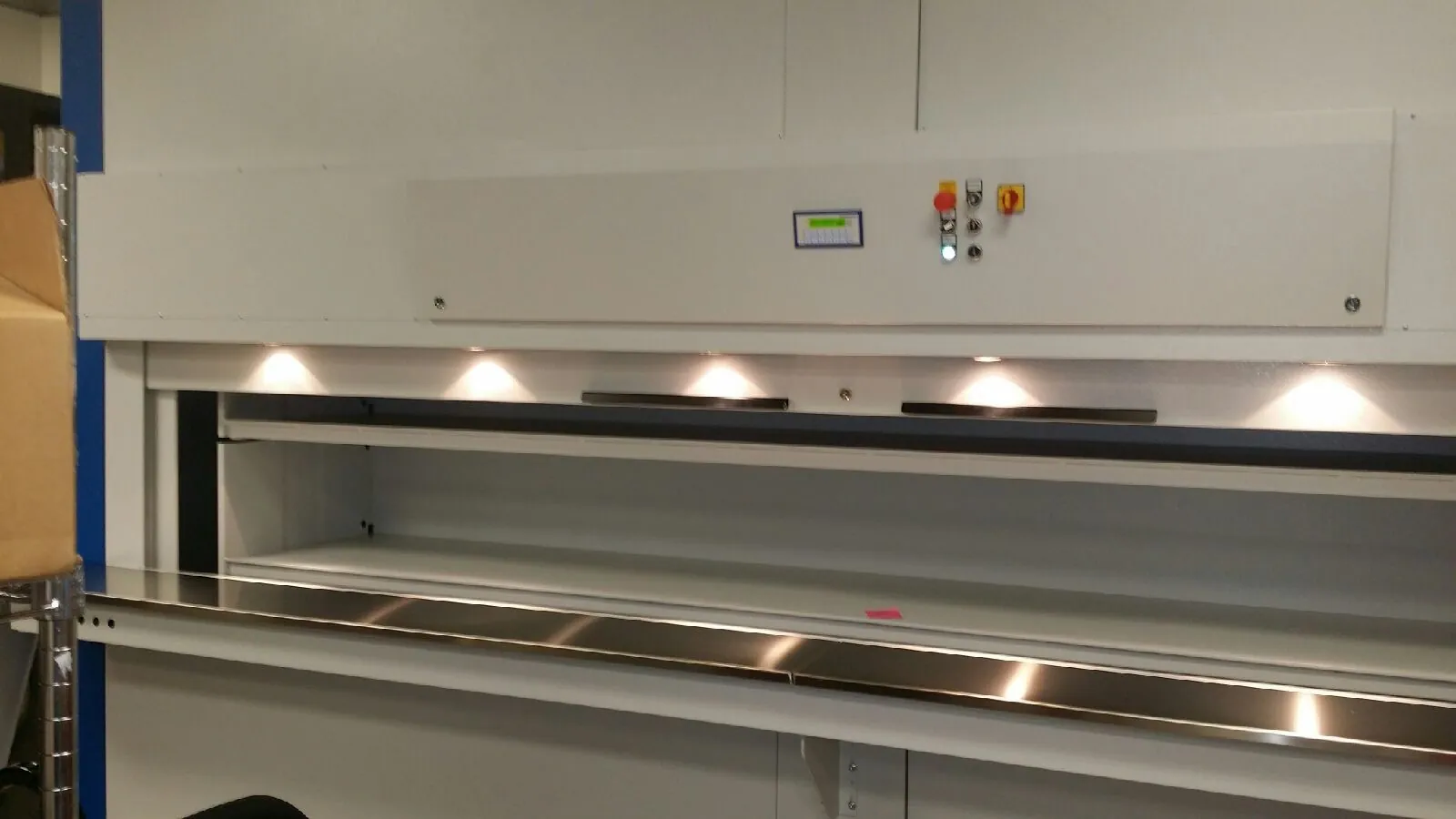 Vertical carousel storage system rotating trays to deliver items to an operator at an ergonomic waist-high access point